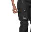 Schwarze Sporthose mit Tasche und Reißverschluss, Person knöpft Knopf.
