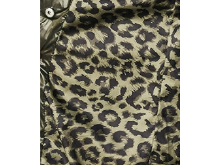 Detail einer grünen Jacke mit Leopardenmuster.