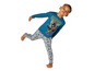 Ein Junge trägt einen blauen Spiderman-Pulli und graue Pyjamahose mit Spinnen.