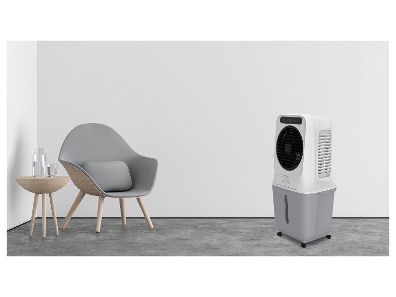 Luftkühler in einem minimalistischen Raum mit grauem Stuhl und Holztisch.