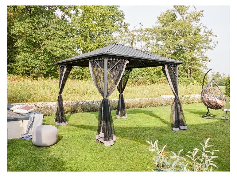 Grauer Gartenpavillon mit Moskitonetzen in einem Garten mit Sitzmöbeln.
