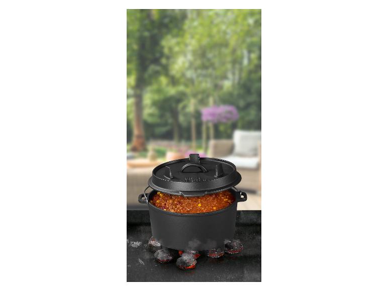 Chili in einem Grill Meister gusseisernen Topf auf Holzkohle.