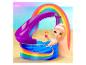 Puppe mit langen rosa Haaren in einem Regenbogen-Pool mit Rutsche am Sandstrand.