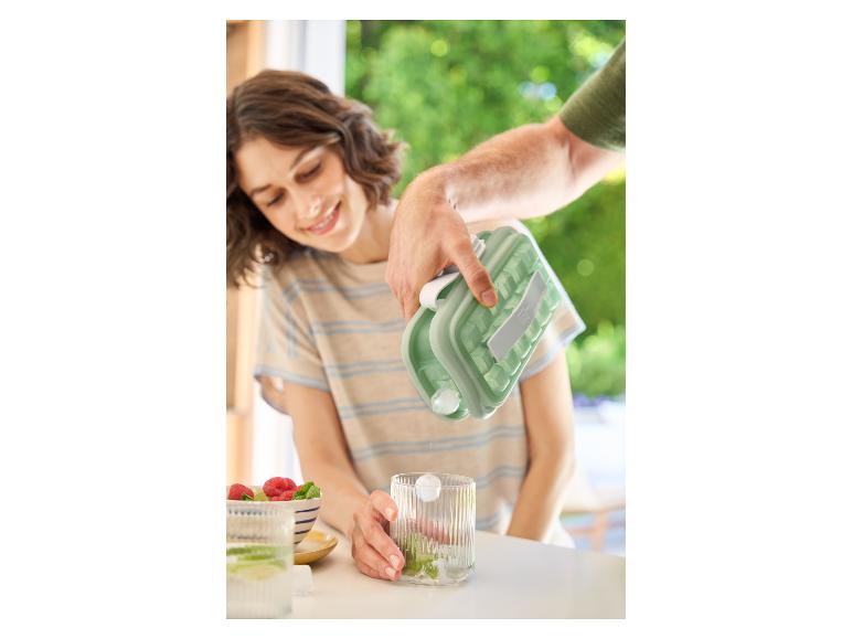 Eiswürfelbehälter und erfrischende Getränkegläser.