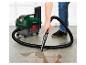 Parkside Staubsauger saugt verschüttete Flüssigkeit auf.
