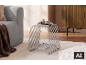 Metallbeistelltisch mit Zeitschriften, graues Sofa und Holzschrank in modernem Wohnzimmer.