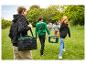 PARKSIDE® Kühltasche in Grün und Schwarz, über der Schulter getragen.