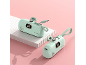 Zwei mintgrüne tragbare Powerbanks mit 100%- und 15W-Anzeige auf rosa und weißem Hintergrund.