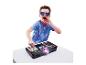 Junge mit Sonnenbrille schreit, während er ein DJ-Pult mit Discokugel bedient.