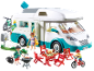 Spielzeug-Wohnmobil mit Spielfiguren, Fahrrädern und Picknickmöbeln.