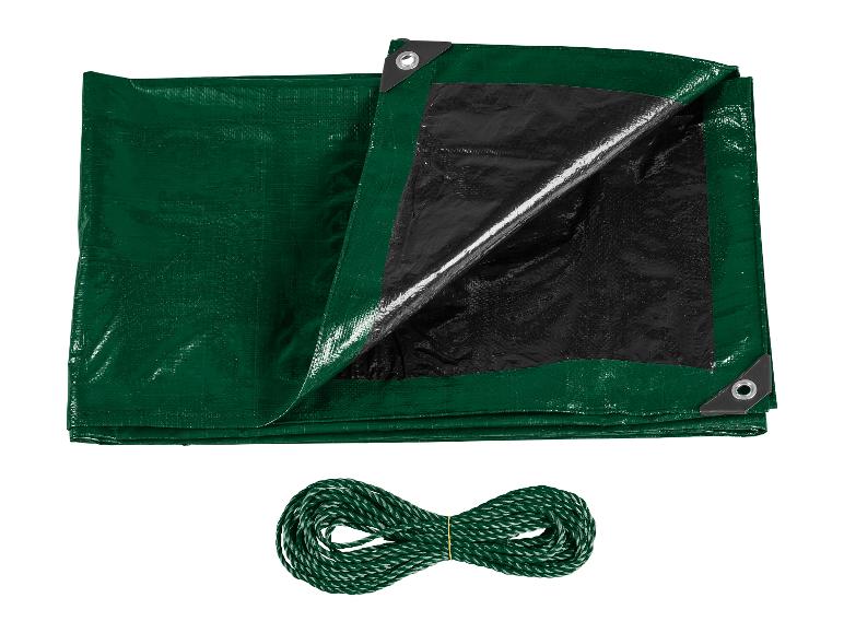 Grüne Plane mit schwarzer Seite und aufgerolltem grünem Seil