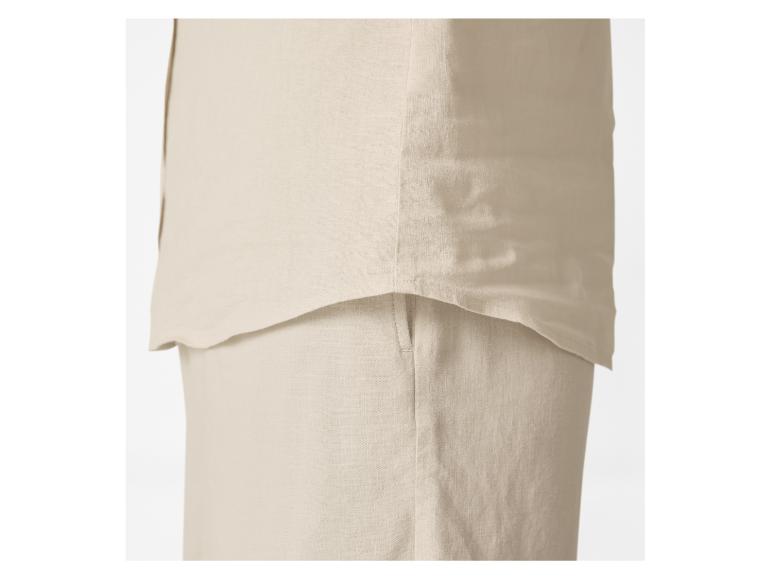 Beige Leinenhemd und kurze Hose.