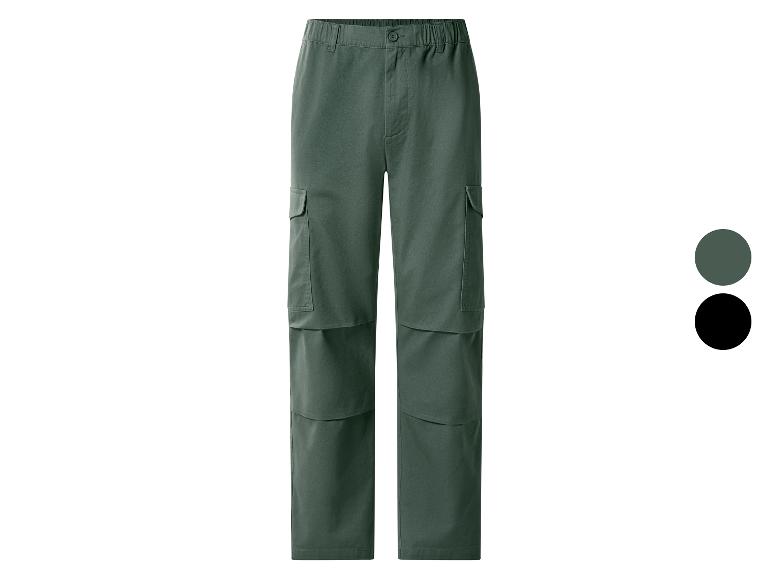 Grüne Herren-Cargohose mit Taschen und schwarzer Option.