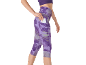 Frau in lila gemusterten Fitness-Leggings, die eine Karte in die Seitentasche steckt.