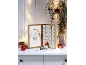 Holz-Adventskalender mit Weihnachtsbeleuchtung und festlichen Dekorationen.