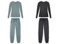 Zwei Pyjama-Sets, eines blau mit langen Ärmeln und eines schwarz mit Punkten.