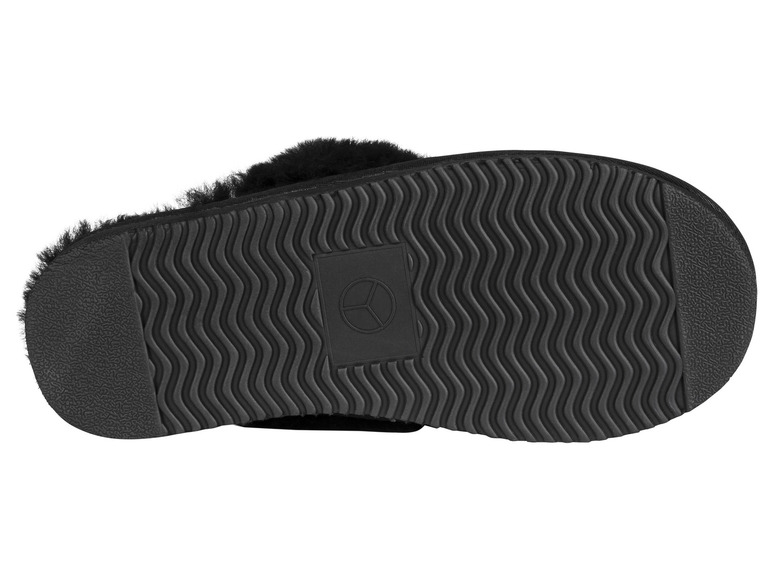 Schwarze Hausschuhe mit Gummisohle.