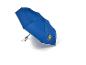 Blauer Regenschirm mit bunten Mustern und Logo.