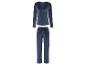 Ein blauer Samt-Pyjama mit langen Ärmeln und Hose.
