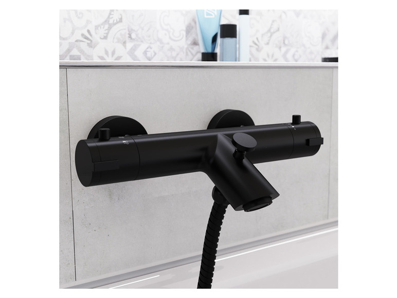 Schwarze Thermostat-Duschbatterie mit Handbrause.