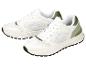 Weiße Sneaker mit grünen Details.