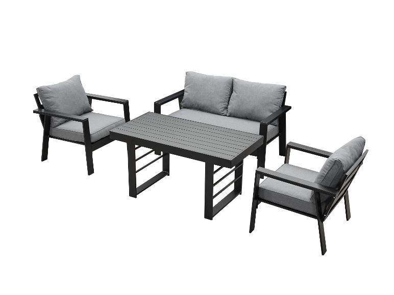 Graues Outdoor-Möbelset mit Sofa, zwei Sesseln und einem Tisch.