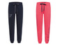 Zwei Jogginghosen, eine blaue mit 'Soccer Spirit' und eine rosa mit 'Soccx Limited Edition'.