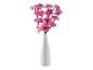 Eine weiße Vase mit rosa Kunstblumen.