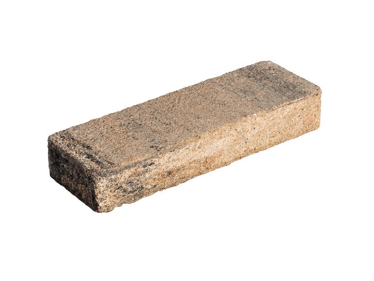 Eine einzelne, rechteckige Betonplatte mit rauer, graubrauner Textur.