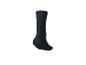 Einzelne schwarze Socke mit verstärkter Spitze und Ferse, auf weißem Hintergrund.