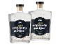 Zwei Flaschen Gin-Likör mit Goldflocken, schwarzen Etiketten und Korken.