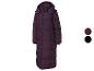Ein langer, lilafarbener, gesteppter Mantel mit Kapuze der Marke 