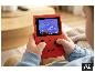 Kind spielt auf einer roten Retro-Spielekonsole. [KI-generiertes Bild]