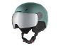 Türkiser Skihelm mit silbernem Visier und verstellbarem Kinnriemen