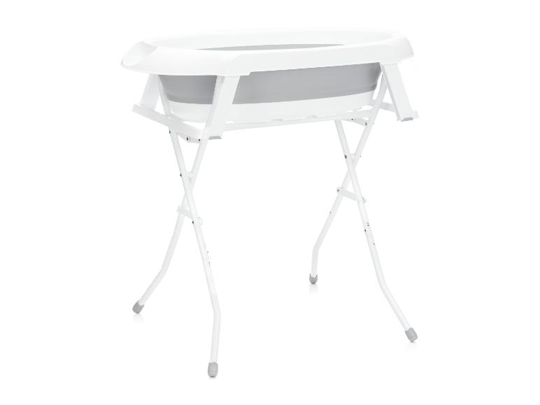 Faltbare Babybadewanne, weiß und grau, auf einem Metallständer.