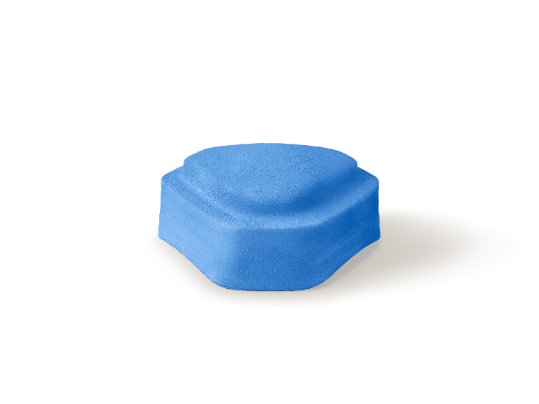 Blauer blumenförmiger Kuchen auf braunem Untergrund.