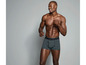 Mann in schwarz-weiß gestreiften Boxershorts