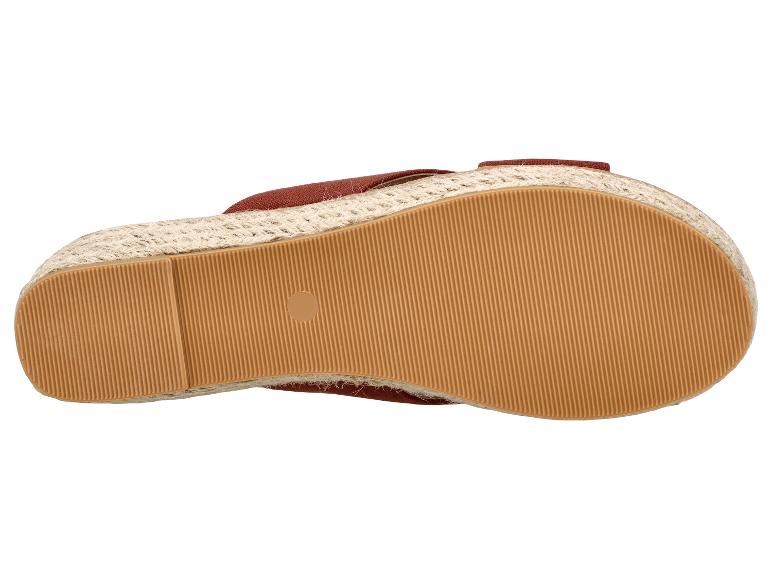 Rostfarbene Espadrille-Sohle mit geflochtener Jute-Plattform.