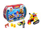 T-Racers Turbo Crane Challenge Spielzeug mit einem gelben Kran, Autos und einer Figur.