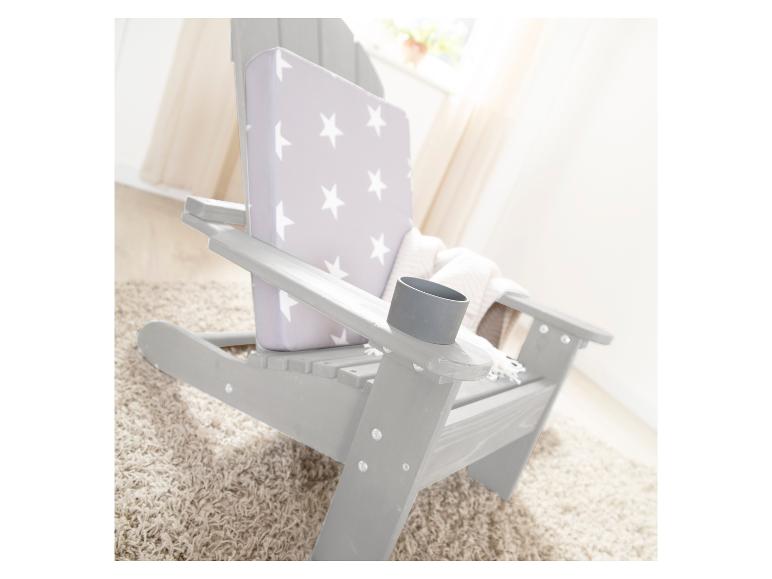 Grauer Adirondack-Stuhl mit Sternenkissen und Becherhalter auf einem Teppich.