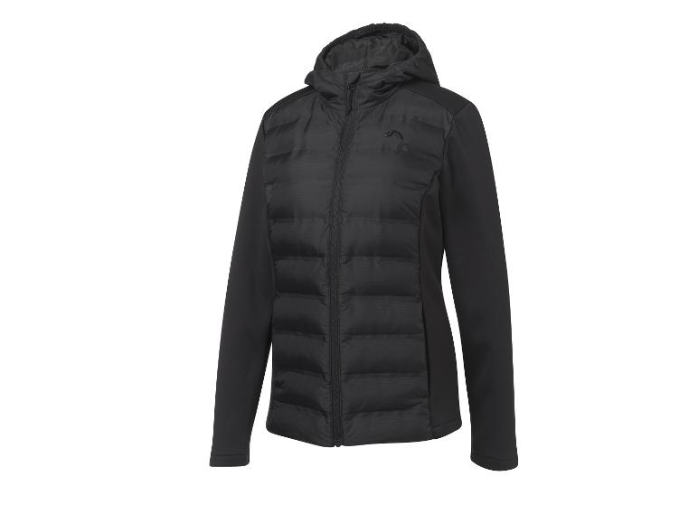 Schwarze Steppjacke mit Kapuze und Ärmeln aus glattem Stoff.