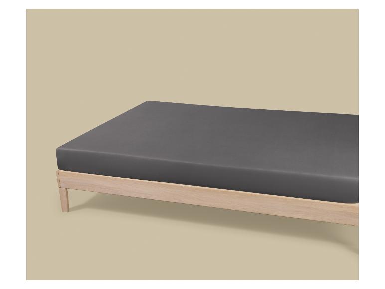 Graues Spannbettlaken auf einem Holzlattenrost