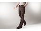 Mann in eleganter brauner Anzughose und Pullover.