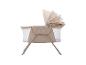 Beiges Babybett mit faltbarem Verdeck und Netzseiten.