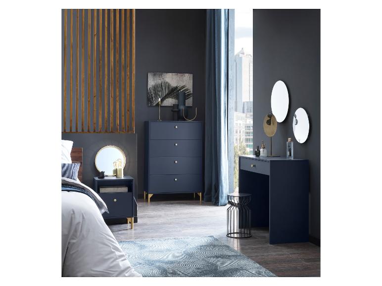 Dunkelblaues Schlafzimmer mit Bett, Kommode, Schminktisch und Spiegeln im modernen Stil.