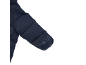 Ärmel einer dunkelblauen Steppjacke mit elastischem Bündchen