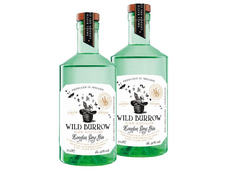Zwei Flaschen langsam destillierten London Dry Gin mit einem Kaninchen im Hut auf dem Etikett.