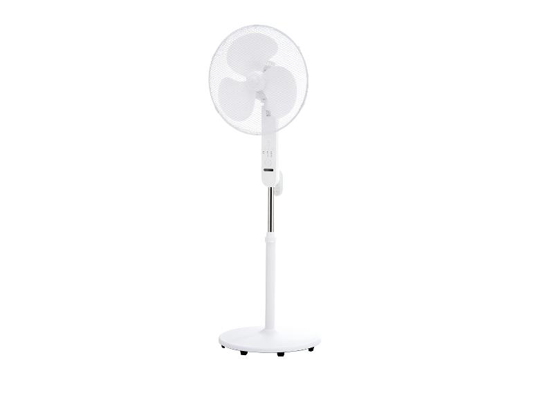 Weißer Standventilator mit drei Flügeln und rundem Fuß.
