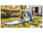 Kinder spielen auf einer aufblasbaren Wasserrutsche mit Haifischbogen in einem sonnigen Garten.