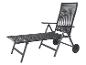Schwarzer, klappbarer Liegestuhl mit Armlehnen und Rollen.